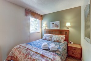 1 bedroom, iron/ironing board, WiFi, bed sheets - Lovely condo near skiing with 3 pools, sauna, fitness room & balcony (Warren)