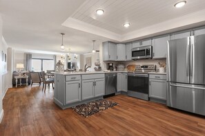 Refrigerador, microondas, horno, placa de cocina