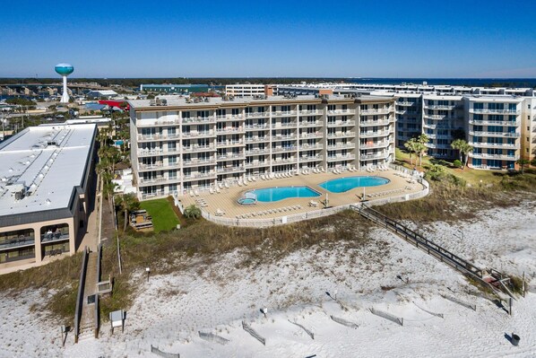A hotel with multiple floors, a pool area, and a beach view. - Summer Place 405 - Beautifully Renovated 3Br Beachfront Condo (Fort Walton Beach)