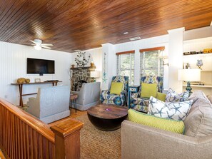 Una Smart TV, un reproductor de DVD, libros, un reproductor estéreo