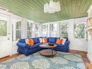 Una Smart TV, un reproductor de DVD, libros, un reproductor estéreo