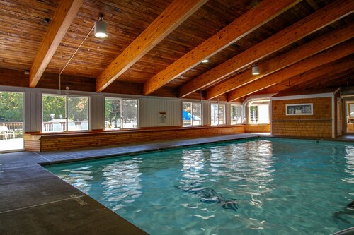 Relaxing Ski Condo with Pools and Entertainment - Near Ski Access