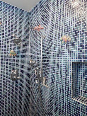Een douche, een haardroger, handdoeken
