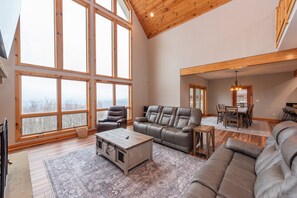 Smart TV, caminetto, lettore DVD, tavolo da calcetto