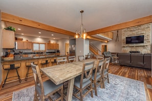 Dining - Ski-In/Out Home w/ Epic Mountain Views & Hot Tub (MCHENRY)