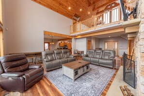 Smart TV, caminetto, lettore DVD, tavolo da calcetto