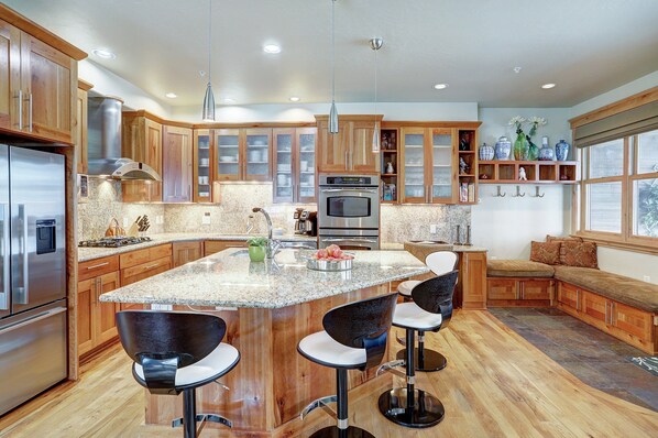 冷蔵庫、電子レンジ、オーブン、コンロ