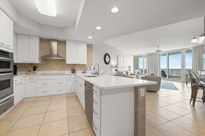 Fridge, microwave, oven, stovetop - Caribe Resort 1208C by Liquid Life (Orange Beach)