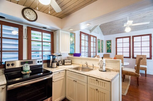 Spacious Key West Conch Cottage with WiFi & Private Hot Tub - Dogs OK