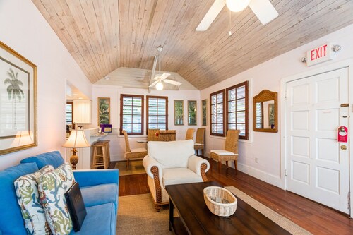 Spacious Key West Conch Cottage with WiFi & Private Hot Tub - Dogs OK