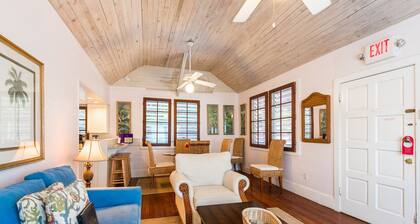 Spacious Key West Conch Cottage with WiFi & Private Hot Tub - Dogs OK