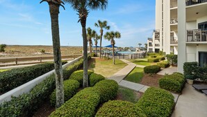 Ein Hotel mit Pool, Palmen und Blick auf den Strand.