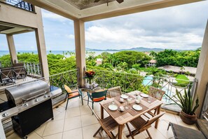 Outdoor dining - Matapalo 502♆Oceanview in the 🎔 of town♆ Huge Pool Beach acss (Tamarindo)