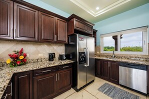 Fridge, microwave, oven, stovetop - Matapalo 502♆Oceanview in the 🎔 of town♆ Huge Pool Beach acss (Tamarindo)