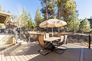 Outdoor dining - LASS08 - Stunning Lodge-Style Home, A/C, Games, Hot Tub, Family Friendly (Sunriver)