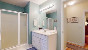Combined shower/tub, hair dryer, towels