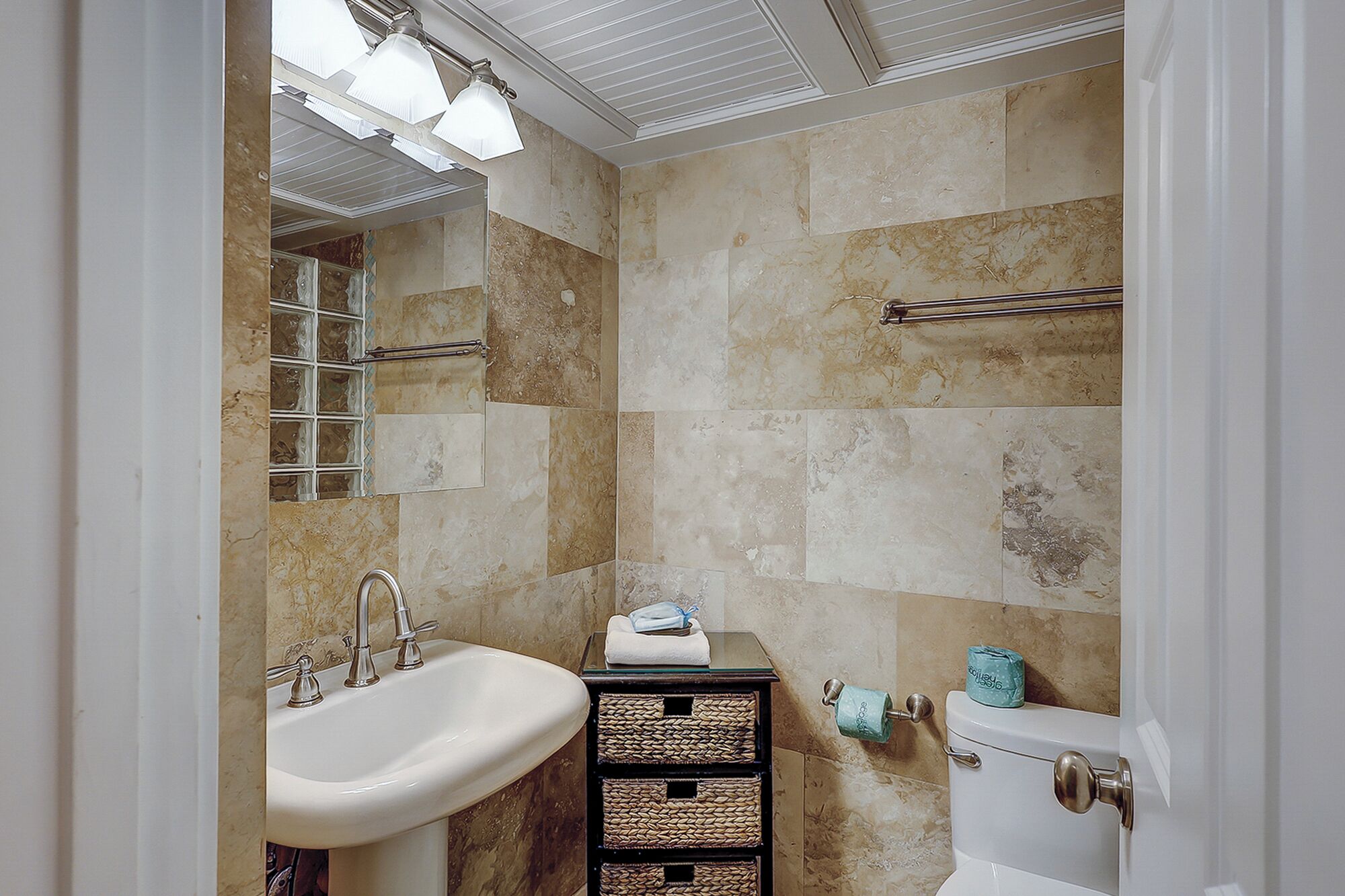 Ein Badezimmer mit Waschbecken, Spiegel und Toilette.