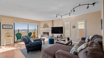 Télévision, cheminée, lecteur de DVD