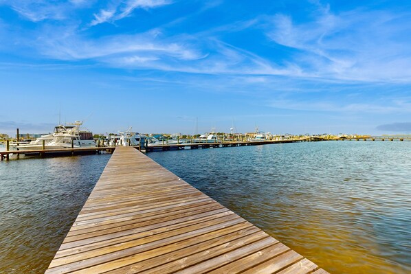 Marina - Pirates Bay Studio with a Dock, Pool, and Stunning Bay Views (Fort Walton Beach)