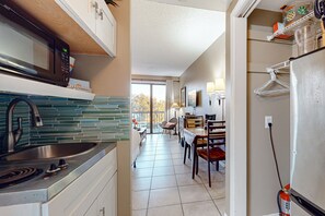 Microwave, stovetop, coffee/tea maker, toaster - Pirates Bay Studio with a Dock, Pool, and Stunning Bay Views (Fort Walton Beach)