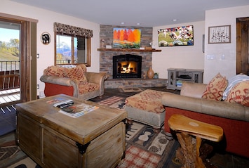 Living room w/gas fireplace, TV