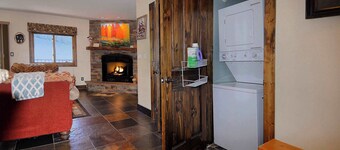 Whetstone Vista- Beautiful 2 Br ski in/out,hot tub