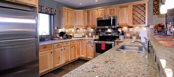 Whetstone Vista- Beautiful 2 Br ski in/out,hot tub