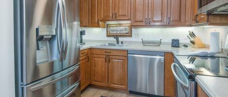 Kjøleskap, mikrobølgeovn, ovn og kokeplater