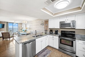 Jääkaappi, mikroaaltouuni, astianpesukone, kahvin-/teenkeitin