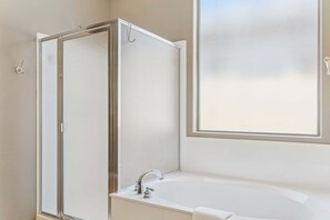Ensemble douche/baignoire, sèche-cheveux, serviettes fournies, shampoing