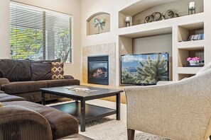 Televisión, chimenea, reproductor de DVD y oficina 