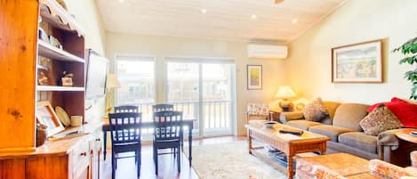 Fernseher, DVD-Player, Bücher