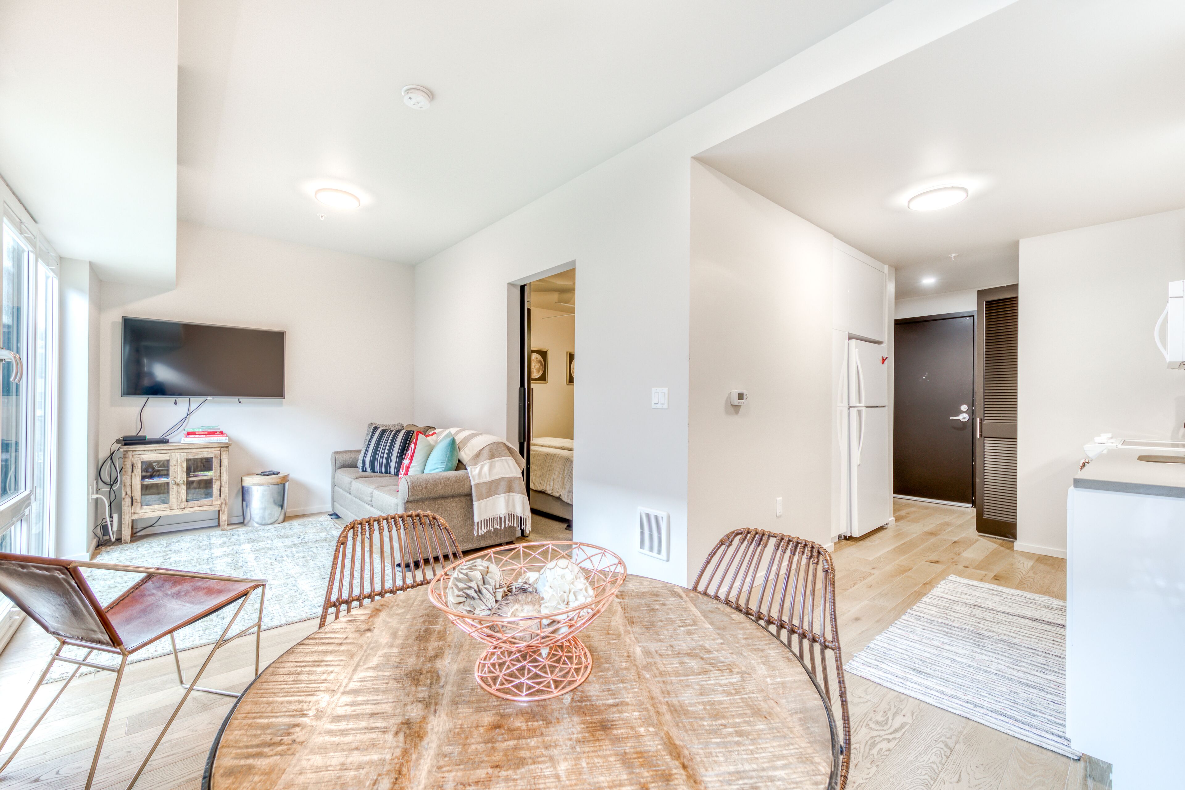 Family-Friendly Modern Condo with Great Location - Walk to Restaurants