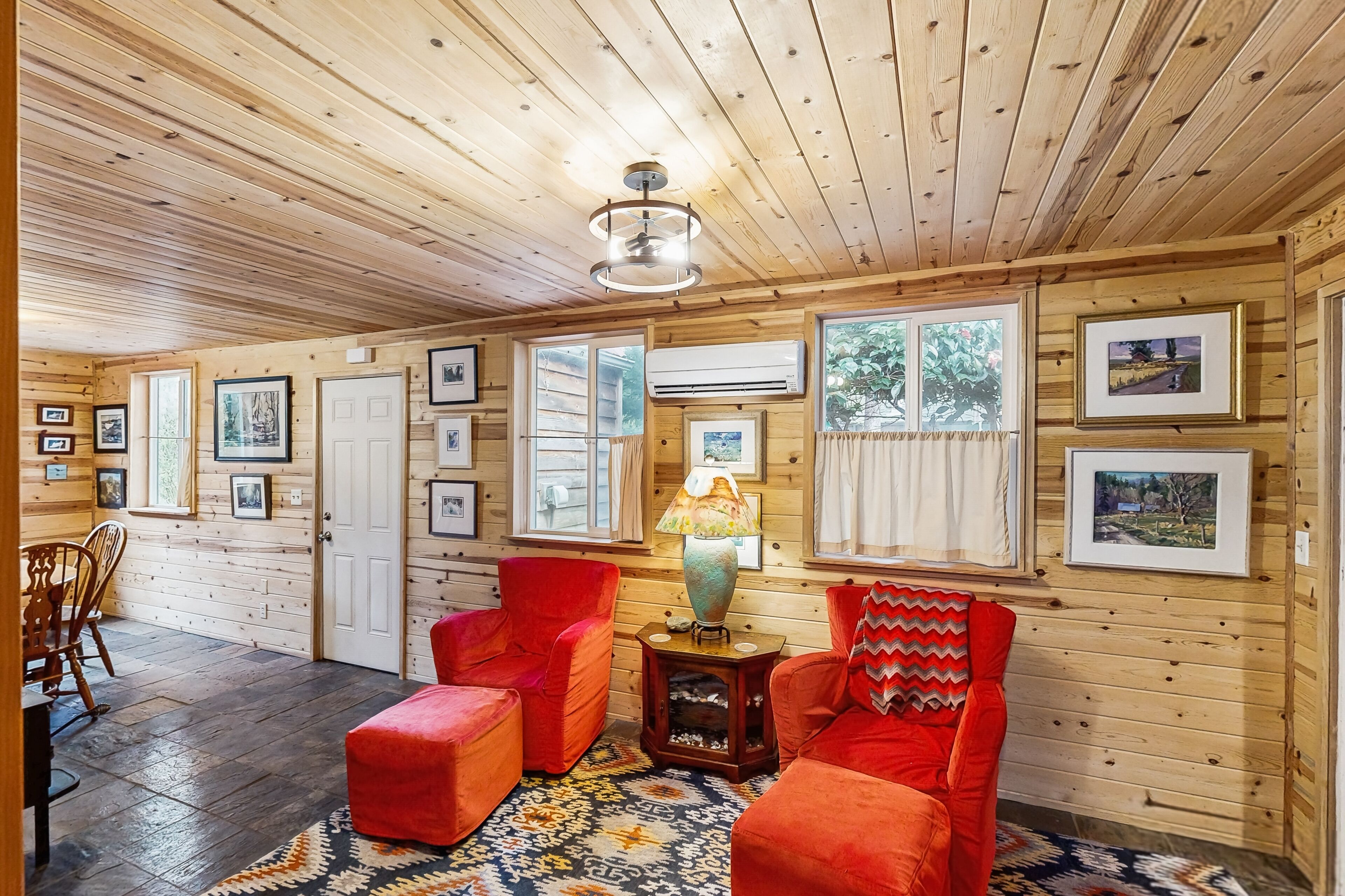 电视、壁炉、书