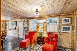 Televisio, takka, kirjoja