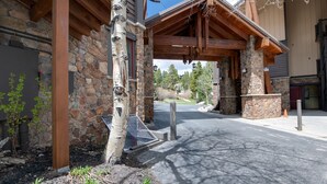 Un edificio de piedra con entrada de madera y vistas del paisaje circundante.