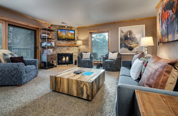 Smart TV, fireplace, DVD player - Double Eagle Aprés Ski Condo: Ski In, Walk to Town (Breckenridge)