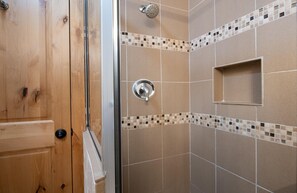 Een bad/douchecombinatie, gratis toiletartikelen, een haardroger