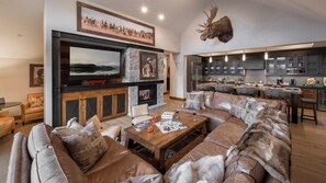 Smart TV, caminetto, videogiochi, studio