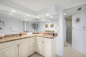 Dusj, hårføner og håndklær