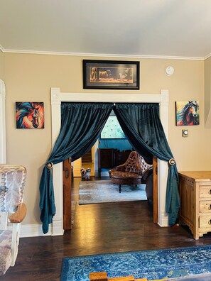 Smart TV, fireplace, books, stereo