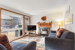 TV, fireplace, DVD player, books - Golf Course Views, 1/2 Mile to the Village - Includes SHARC Access (Sunriver)