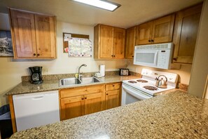 Frigorífico, microondas, placa de cocina y lavavajillas