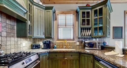 Inicio w / jacuzzi privado; atracciones turísticas; vistas a la montaña