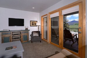 Tv, eldstad, dvd-spelare och kontor