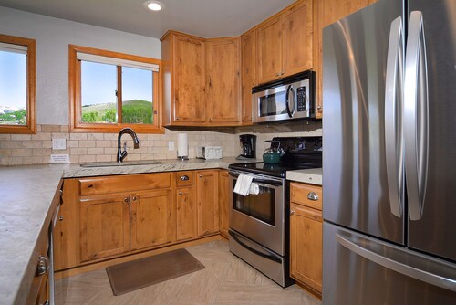 The Dogwood, Dog Friendly. Ski in/out, Hot tub