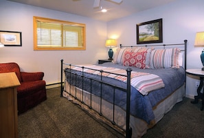 3 bedrooms, iron/ironing board, travel crib, WiFi - The Dogwood, Dog Friendly. Ski in/out, Hot tub (Mt. Crested Butte)