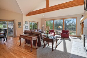 Fernseher, Kamin, DVD-Player, Tischtennisplatte