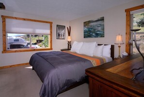 2 bedrooms, iron/ironing board, travel crib, WiFi - Red Paintbrush, Pool, Hot tub, walk to slopes! (Mt Crested Butte)