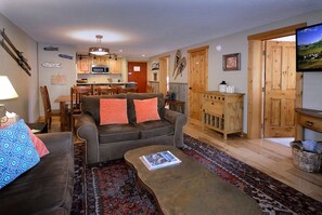 Televisión, chimenea, reproductor de DVD, oficina